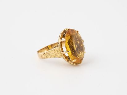 Yellow gold (750) ring centered with an orange...