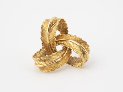 Brooch in yellow gold (750) with three intertwined...