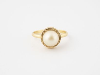 null Bague en or jaune (750) centrée d'une perle de culture blanche ou d'une perle...