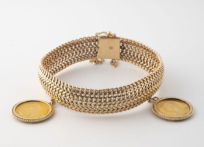 null Yellow gold (750) ribbon bracelet, holding two 20 Chilean pesos gold coins in...