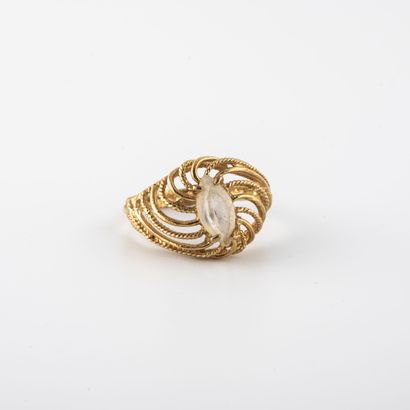 null Ring in yellow gold (750) twisted radiating strings centered by a white stone...