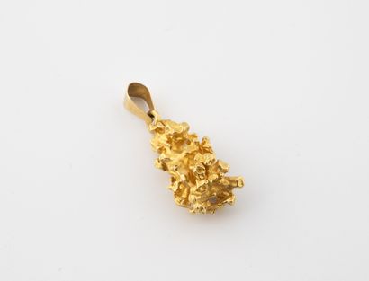 null Pendant in yellow gold (750) amati way nugget. 

Weight : 11.3 g - H. : 3 cm....