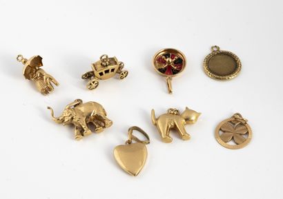 null Lot of eight charms in yellow gold (750) in the shape of an elephant, a coach,...