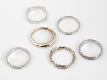 null Lot of rings in white gold (750), consisting of five wedding rings, one with...