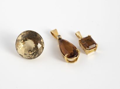 null Set of two yellow gold (750) pendants, set with emerald or pear-shaped brown...