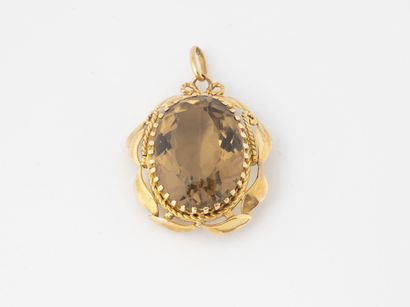 null Yellow gold (750) medallion pendant centered on a large oval faceted citrine...