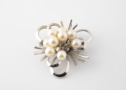 null Brooch-Pendant silver (min. 800) decorated with a bouquet of cultured pearls...