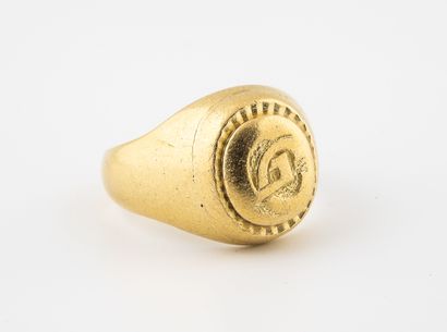Yellow gold (750) signet ring with the number...