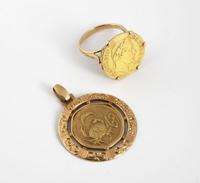 null Lot of jewelry in yellow gold (750) including :

- a round pendant decorated...