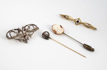 null Lot of jewelry in yellow gold (750) and silver (800), consisting of a brooch...