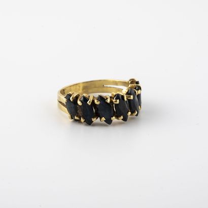 null Yellow gold (750) band ring set with seven navette-cut sapphires in claw setting.

Gross...
