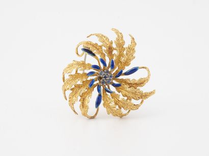 null Rosette brooch in yellow gold (750) decorated with a flower formed by six small...