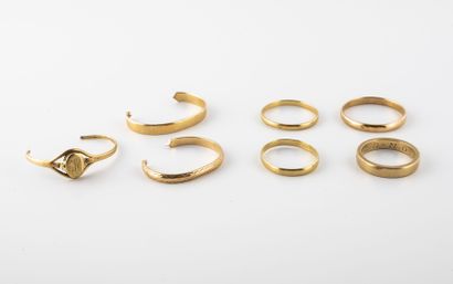 Lot of four wedding rings in yellow gold...