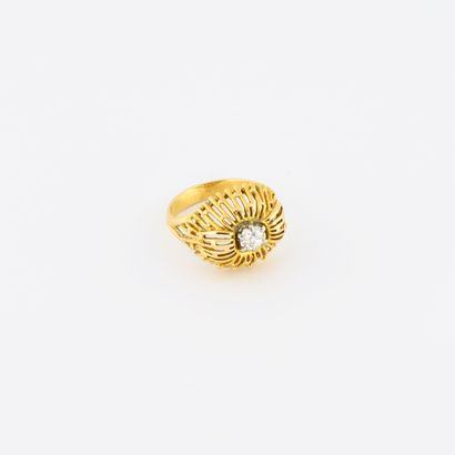 Yellow gold ring (750), with openwork dome-shaped...