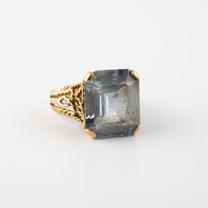 Yellow gold (750) ring centered on a faceted...