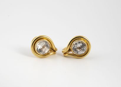 null Pair of round earrings in yellow gold (750) adorned with round faceted white...