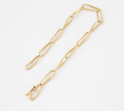 null Yellow gold bracelet (750) with links gourmet lanières. 

Hook clasp integrated...