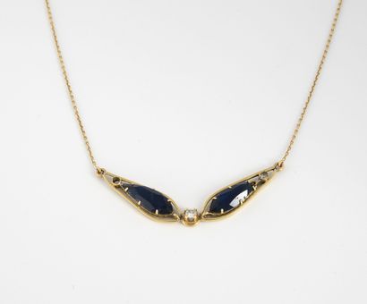 null Yellow gold (750) necklace with fine mesh, the neckline adorned with two blue...