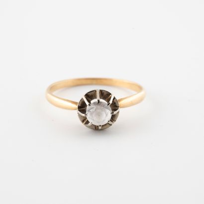 null Yellow and white gold (750) solitaire ring set with a round faceted white stone.

Gross...
