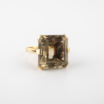 null Yellow gold (750) ring centered on a faceted rectangular citrine in claw setting....