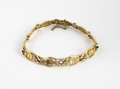 null Articulated bracelet in yellow gold (750) with openwork shuttle links decorated...