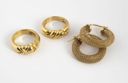 null Lot de bijoux en or jaune (375) composé de 2 bagues joncs godronnées, et d'une...