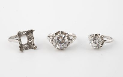 null Two solitaire rings including : 

- One in white gold (750) and platinum adorned...