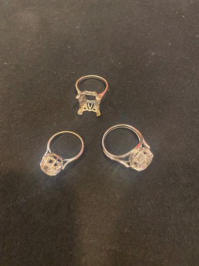 null Two solitaire rings including : 

- One in white gold (750) and platinum adorned...