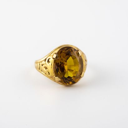 null Yellow gold (750) ring with a chased scroll setting centered on a large faceted...