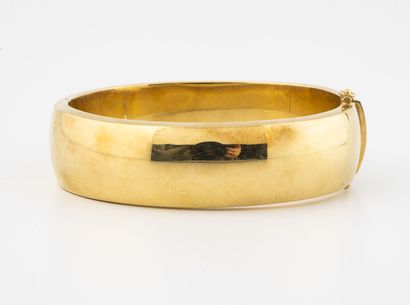 Beautiful yellow gold (750) bangle bracelet...