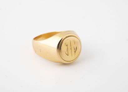 Chevalière in yellow gold (750) with a round...