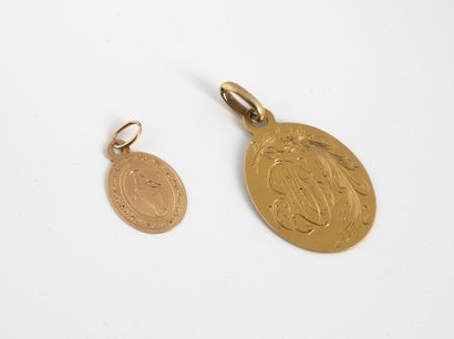 null Deux médailles ovales l'une religieuse figurant la Vierge, l'autre gravée d'un...