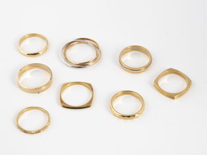 null Lot de bagues en or jaune (750), composé de huit alliances dont une trois anneaux...