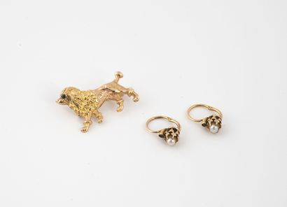 null Small brooch poodle dog in gold (750) of two tones, the eye enhanced by a small...