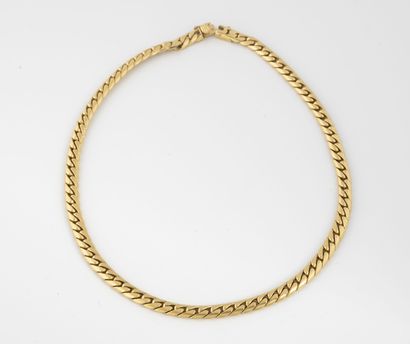 null Collier en or jaune (750) à maille gourmette limée. 

Fermoir cliquet avec huit...