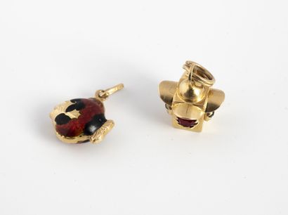 null Two charms in yellow gold (750), one in the shape of a fish with enamel decoration,...