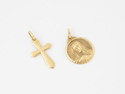 null Lot de deux pendentifs en or jaune (750) comprenant une médaille ronde figurant...