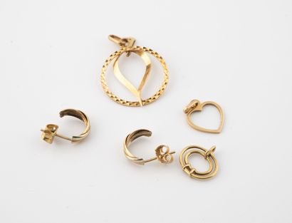 null Lot including: 

- Three yellow gold (750) openwork heart, oval and circle pendants.

H....