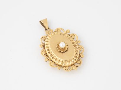 Yellow gold (750) oval pendant in an openwork...