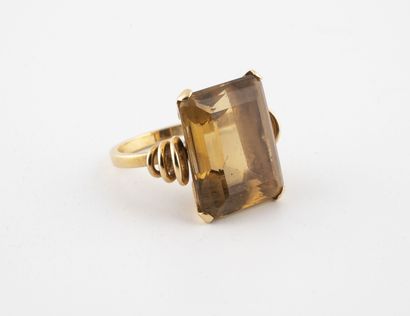 Yellow gold (750) ring centered on a large...