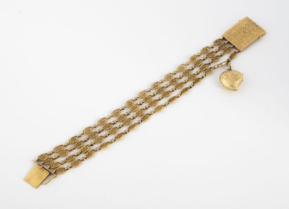 null Bracelet en or jaune (750) à quatre rangs de maillons ovales filigranés retenant...