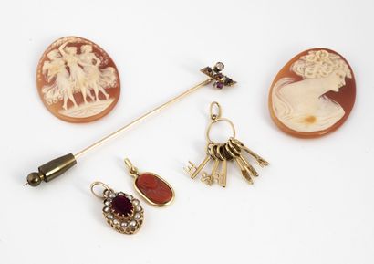null Lot in yellow gold (750), composed of three pendants and a tie pin, adorned...