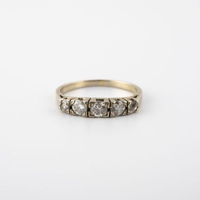 null Bague en or gris (750) ornée de cinq diamants de taille brillant en chute en...