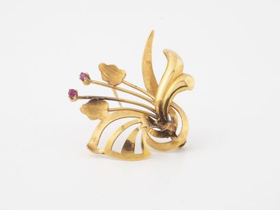 Brooch of flowers in yellow gold (750), the...