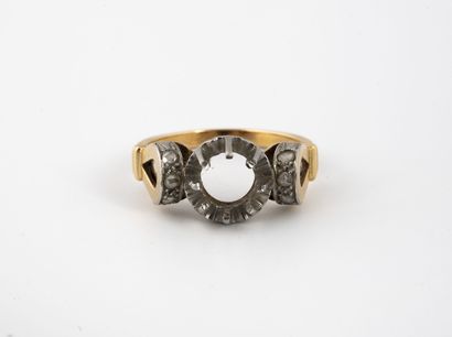 null Yellow gold (750) and platinum (850) ring setting with two openwork drop motifs...