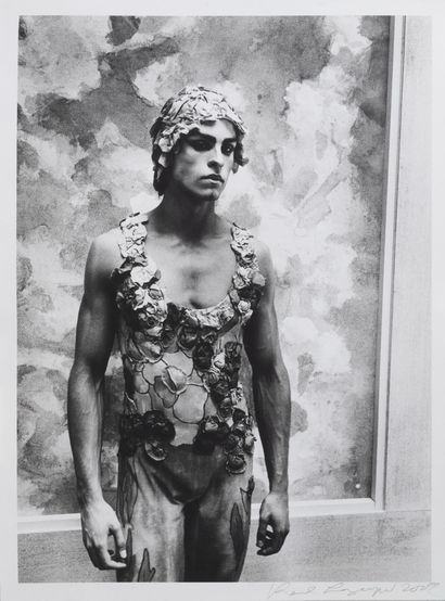 Karl LAGERFELD Baptiste GIABICONI standing. Costume petals. 
Monochrome inkjet print...