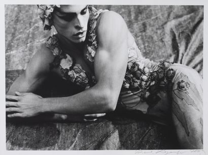 Karl LAGERFELD Baptiste GIABICONI lying on the side. Costume petals. 
Monochrome...