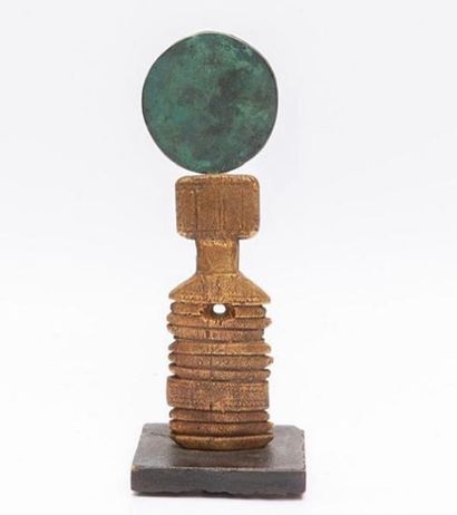 Nicolas LEFEBVRE (né en 1982) 
Untitled.

Berber tent peg and bronze disc. 

Original...