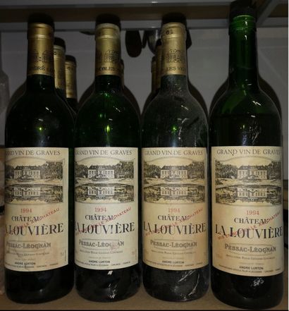 Château La Louvière 10 bouteilles, 1994.

GC Pessac Léognan.

Niveau bas.

Usures...
