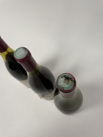 BOURGOGNE Lot comprenant :

- Clos de la Roche.

1 bouteille 1967.

Niveau légèrement...